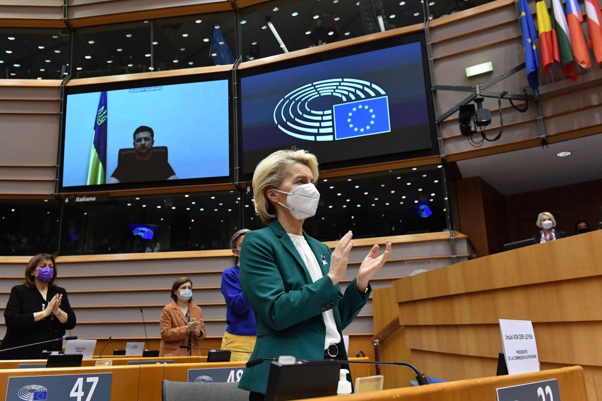 video:-zelensky-is-applauded-in-the-european-parliament,-where-an-interpreter-almost-bursts-into-tears-when-translating-a-message