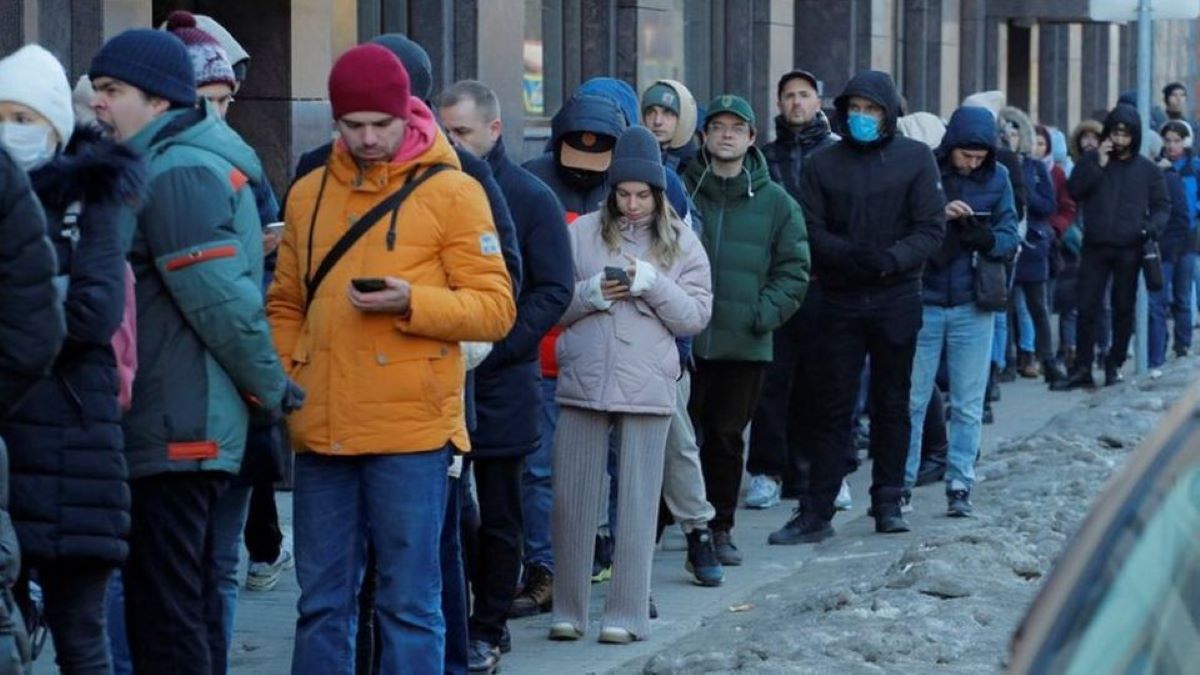 russia-invades-ukraine:-russians-queue-for-cash-amid-ruble-crash