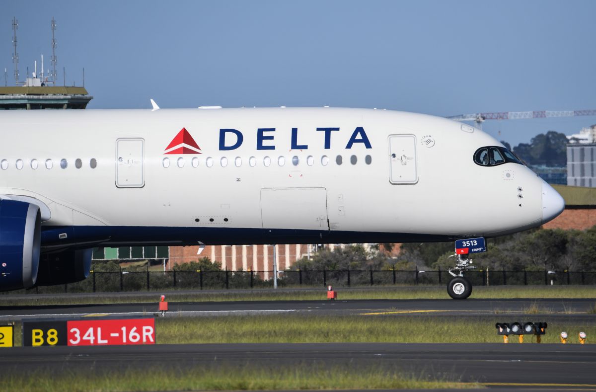 african-american-woman-claims-that-delta-moved-her-to-the-back-of-a-plane-to-give-her-seat-to-white-women