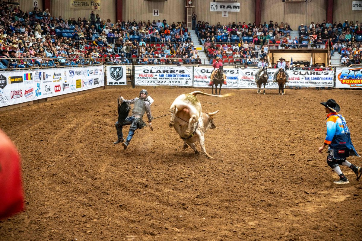 video:-dad-throws-himself-on-his-son's-body-to-protect-him-from-a-bull-at-a-texas-rodeo