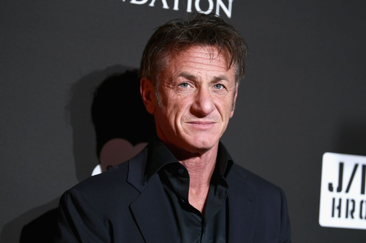 sean-penn-flees-ukraine-on-foot-to-the-polish-border