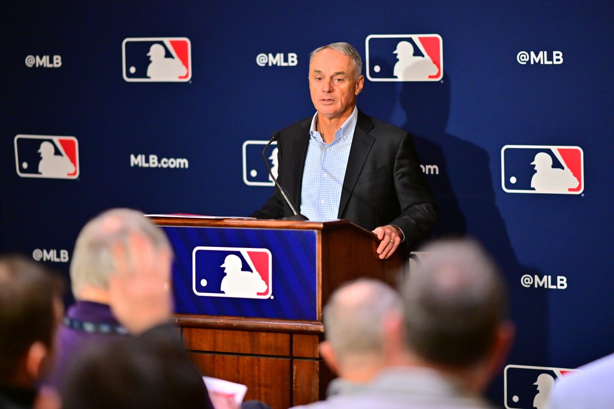 mlb-players-association-accuses-owners-of-manipulating-baseball