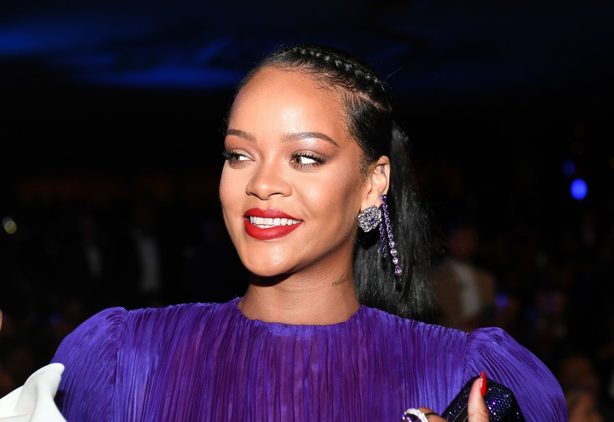 the-photos-of-rihanna-buying-clothes-at-target-that-sparked-speculation-about-the-sex-of-her-baby