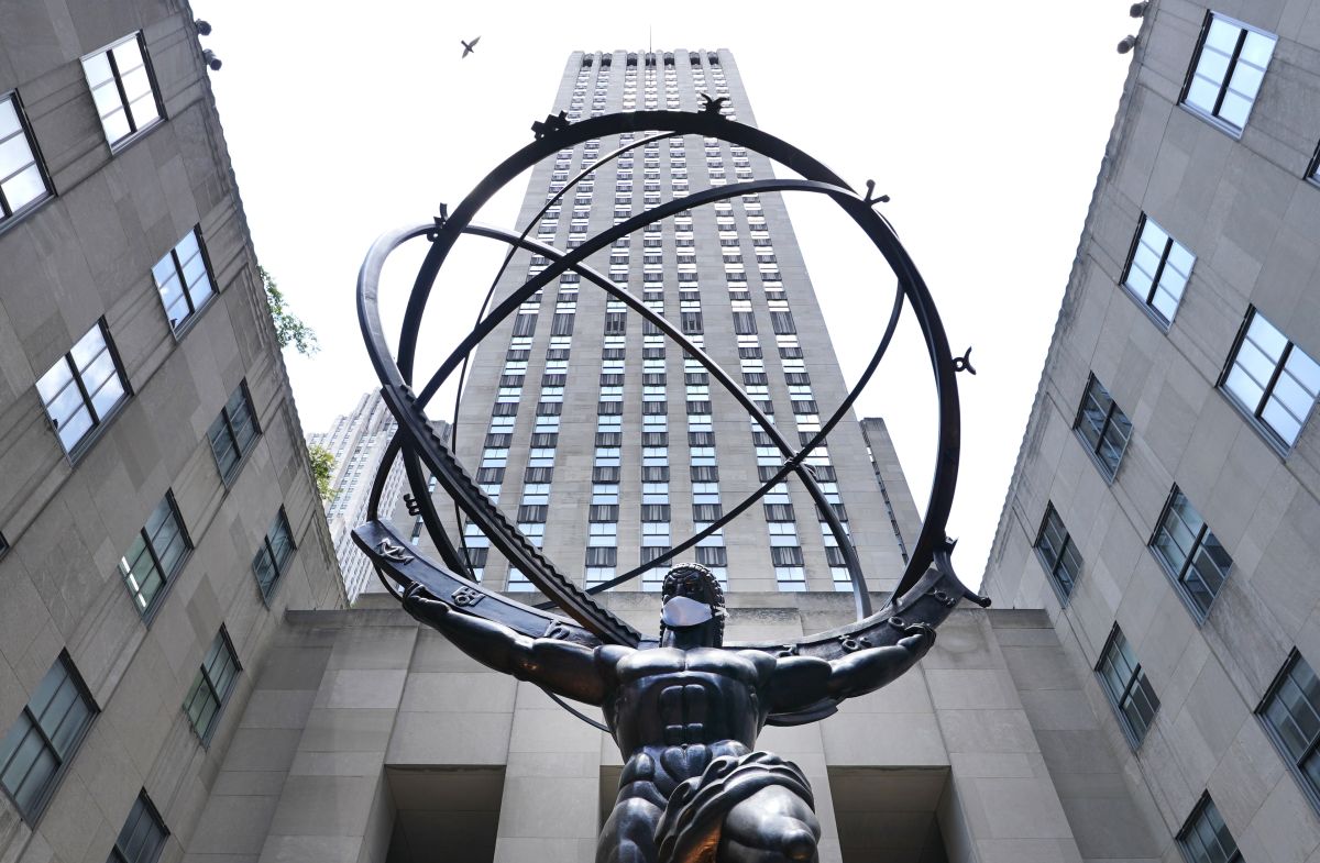 roller-skating:-rockefeller-center-rescues-tradition-80-years-later-in-new-york