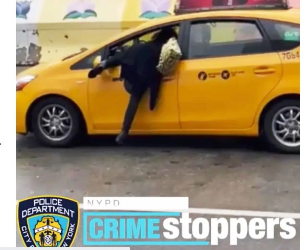 wild-new-york:-woman-breaks-glass-of-a-taxi-and-steals-as-if-nothing-happened-while-walking-in-midtown-in-broad-daylight