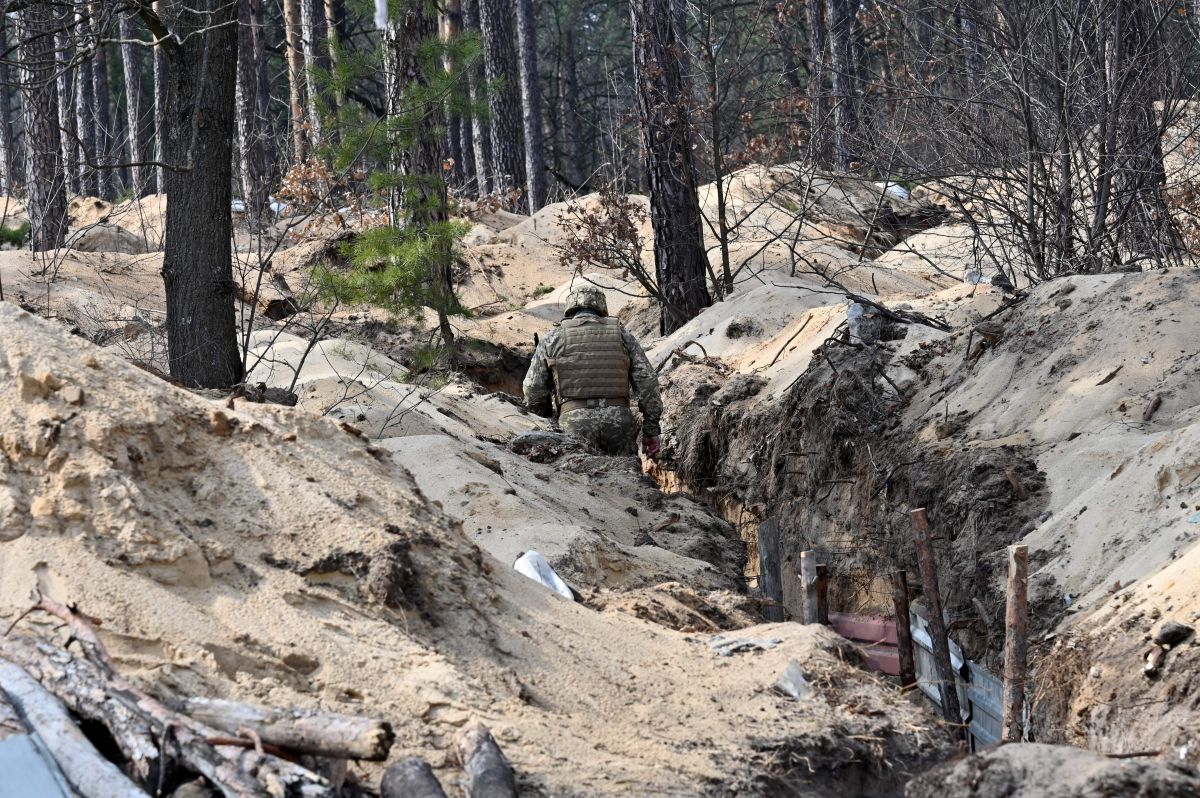 ukrainians-try-to-dodge-with-their-cars-anti-personnel-mines-allegedly-placed-by-russian-forces-on-the-road