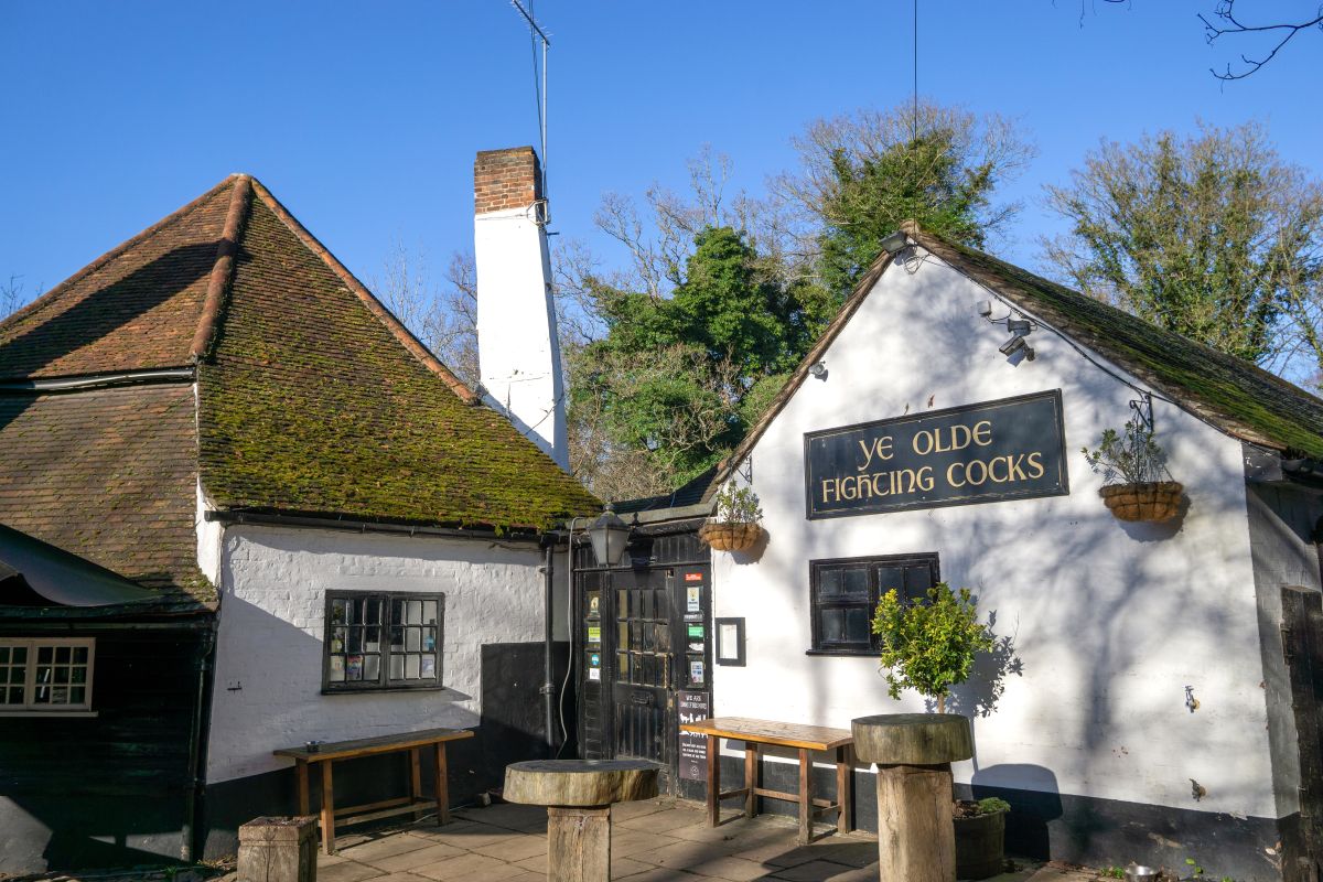 employees-of-a-1,228-year-old-british-pub-save-it-after-it-was-closed-due-to-the-pandemic