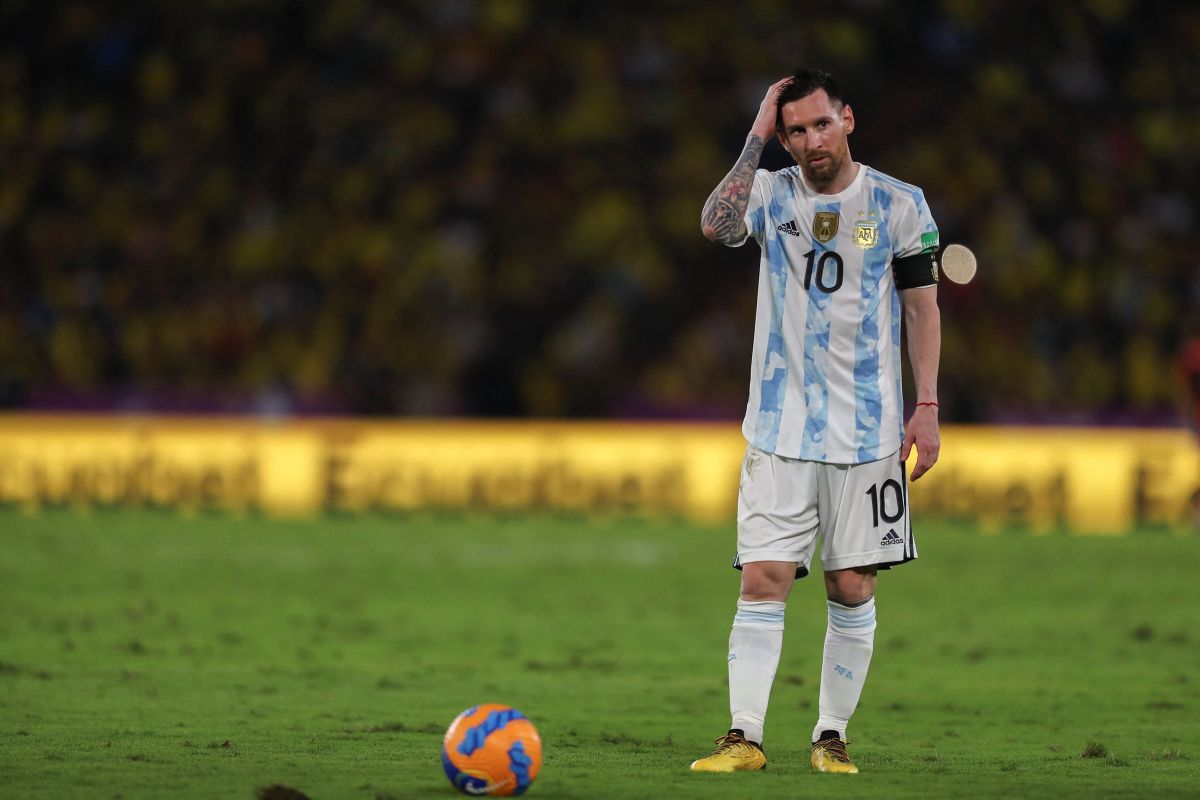“calm-down,-calm-down”:-lionel-messi-is-surprised-by-an-ecuadorian-fan-who-ran-to-take-a-photo-with-him-in-the-middle-of-the-field-[video]