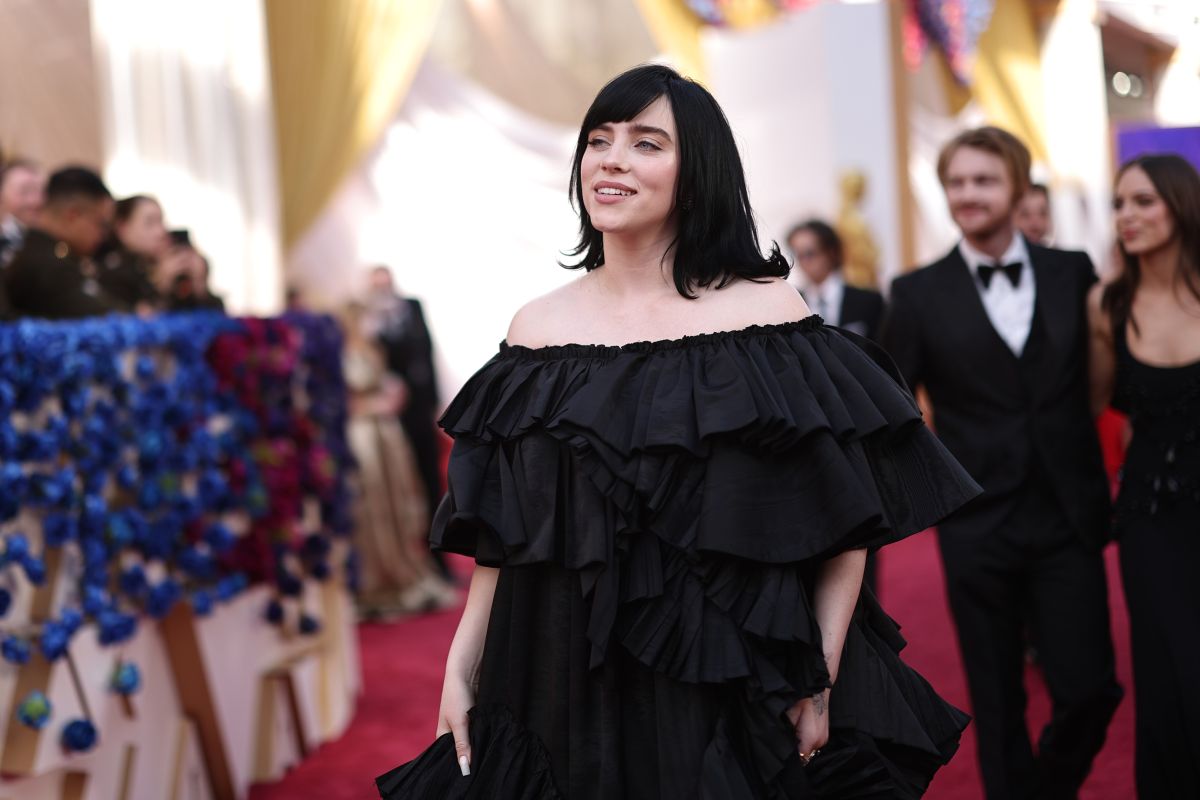 billie-eilish-is-recorded-doing-her-business-to-respond-to-who-called-her-the-“worst-dressed”-of-the-oscars-2022