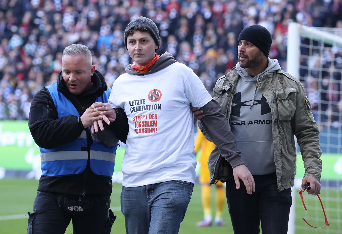 activists-break-into-the-bundesliga:-two-spectators-tie-themselves-to-the-posts-and-interrupt-eintracht-freiburg