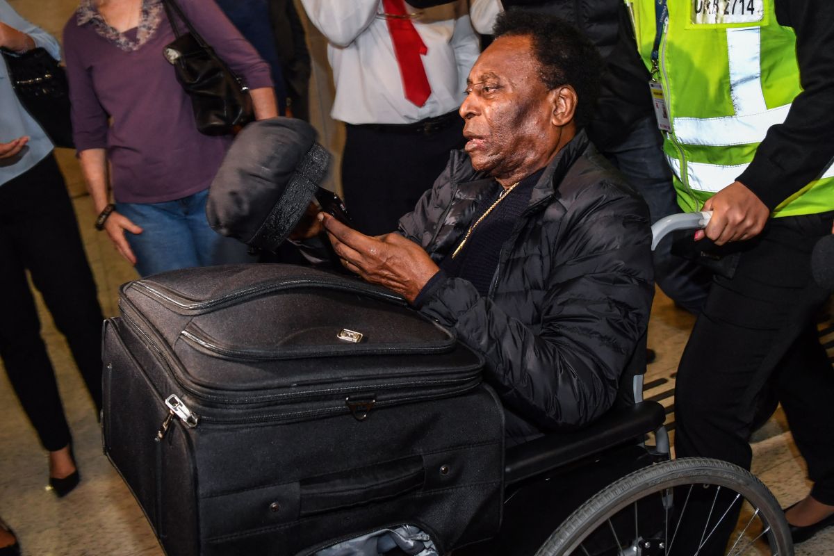 good-news:-pele-leaves-hospital-after-undergoing-tests-on-cancer-treatment