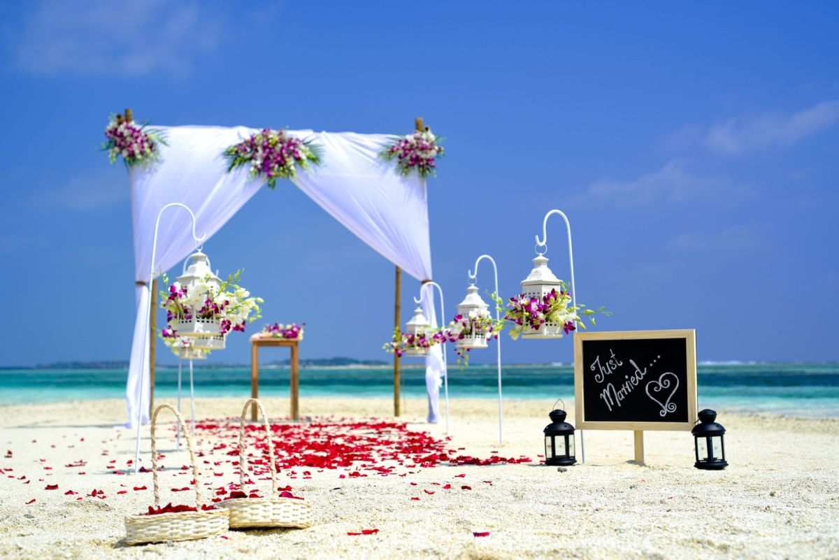 couple-organizes-wedding-on-the-beach-with-only-$450-dollars