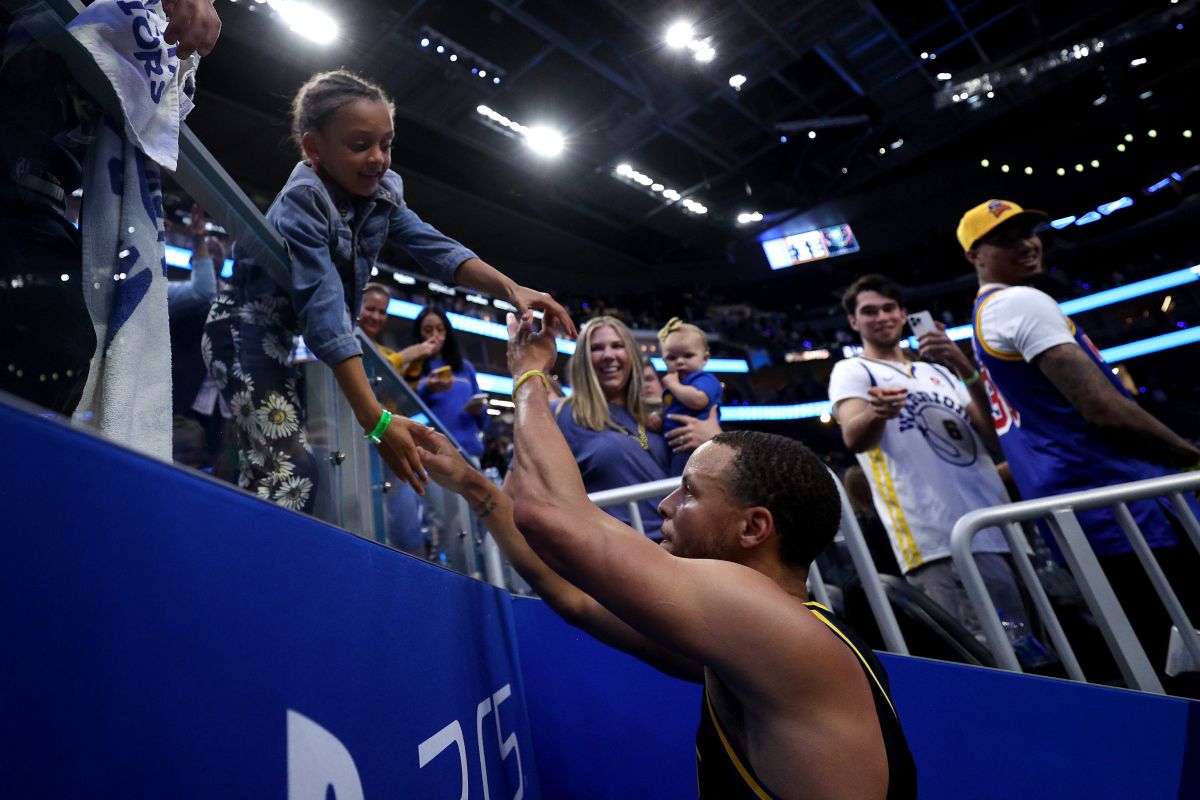 the-best-father:-stephen-curry-celebrated-the-classification-with-a-dance-with-his-daughter