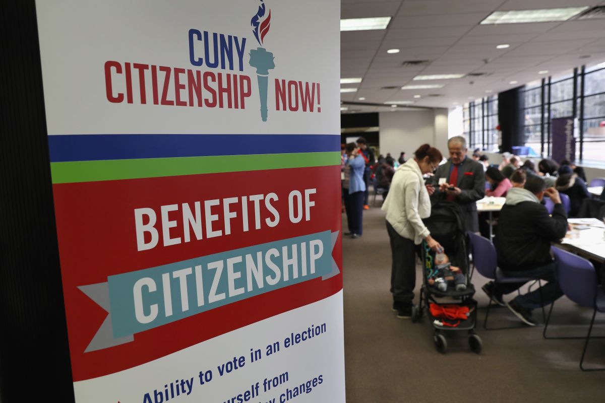 cuny-citizenship-now!-hold-citizenship-event