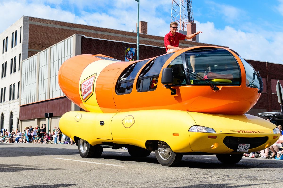 oscar-mayer-offers-his-“wienermobile”-to-get-to-the-prom-and-be-the-king-of-the-night