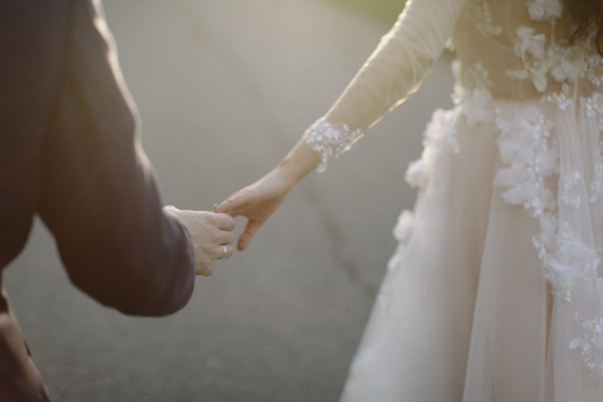 surprise-bride-entered-her-wedding-party-carrying-her-husband-on-a-leash