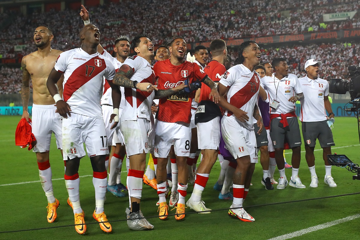 the-peruvians-want-to-take-over-barcelona-in-the-friendly-against-new-zealand-prior-to-the-world-cup-playoff