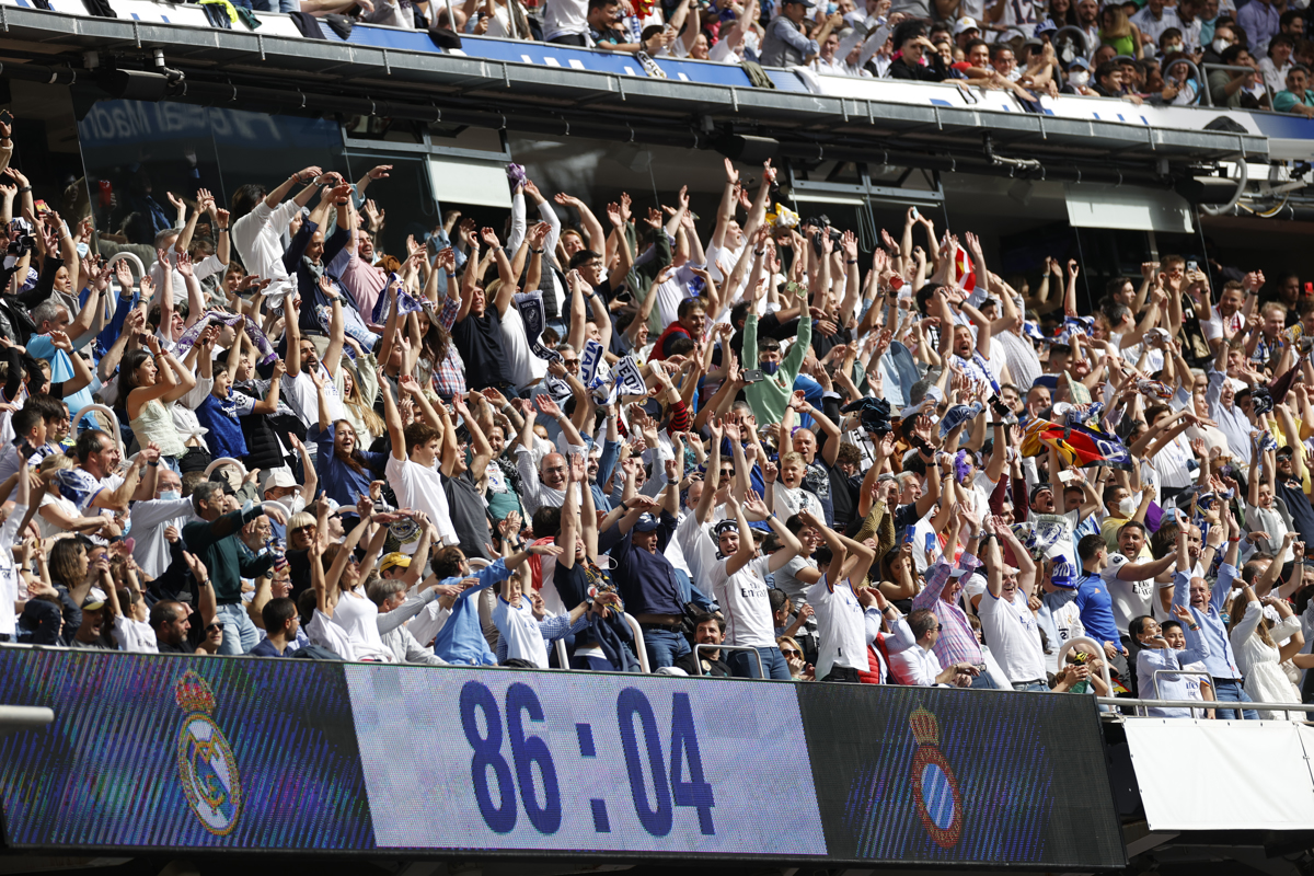 tribute-to-a-great:-real-madrid-fans-applauded-cristiano-ronaldo-after-the-death-of-his-son-[video]