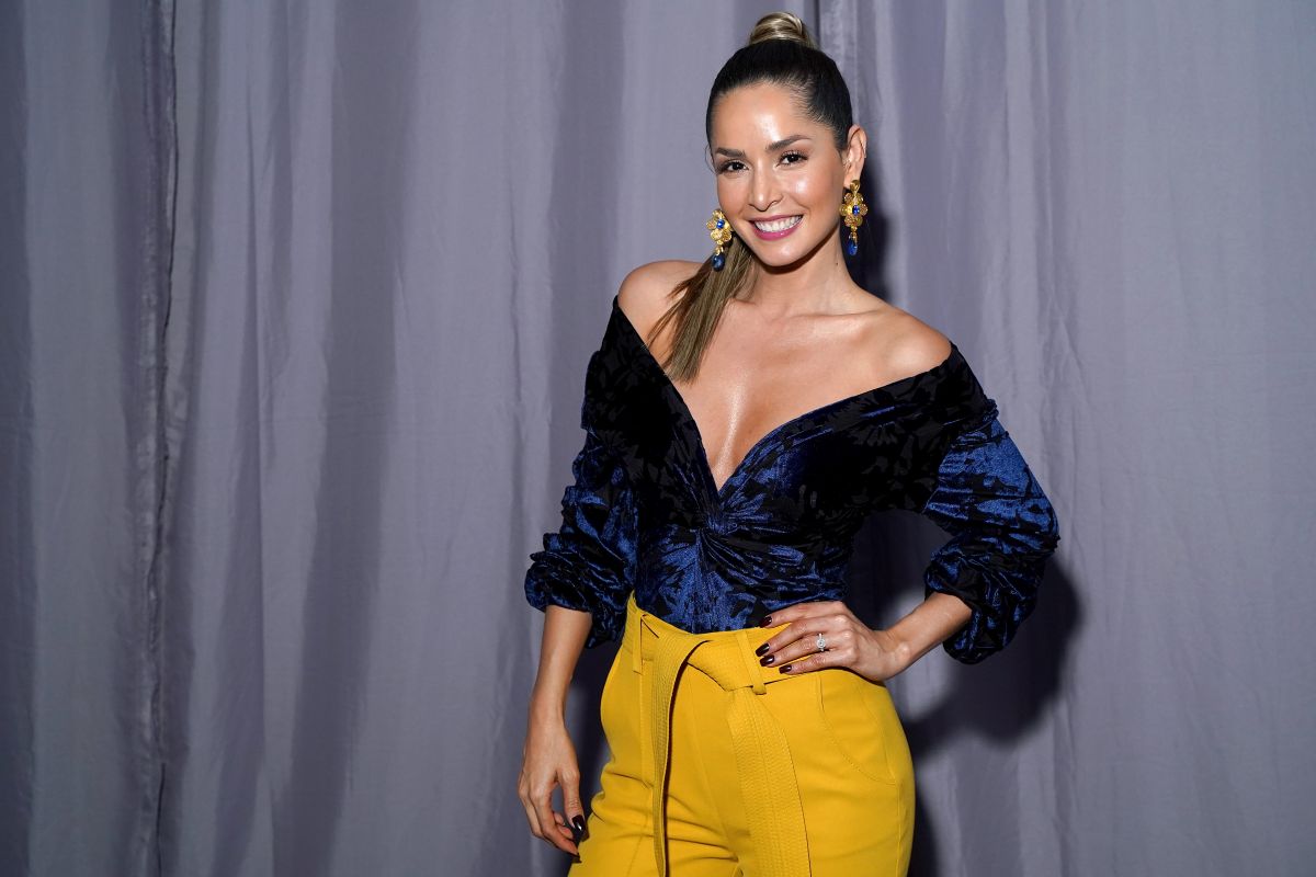 carmen-villalobos-puts-on-a-tight-mexican-outfit-and-sings-as-angela-aguilar
