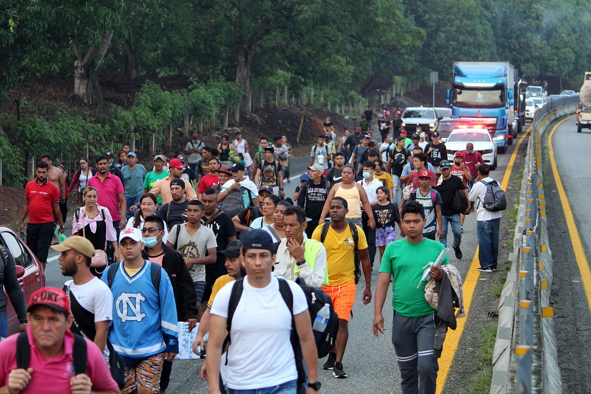 new-migrant-caravan-surrenders-to-mexican-authorities-after-advancing-40-kilometers