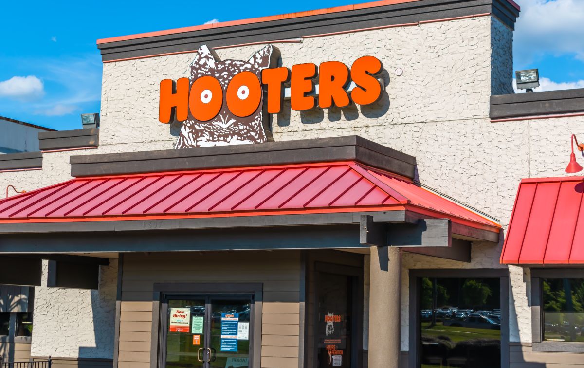 hooters-waitress-reveals-she-earns-nearly-$400-in-tips-in-a-single-day