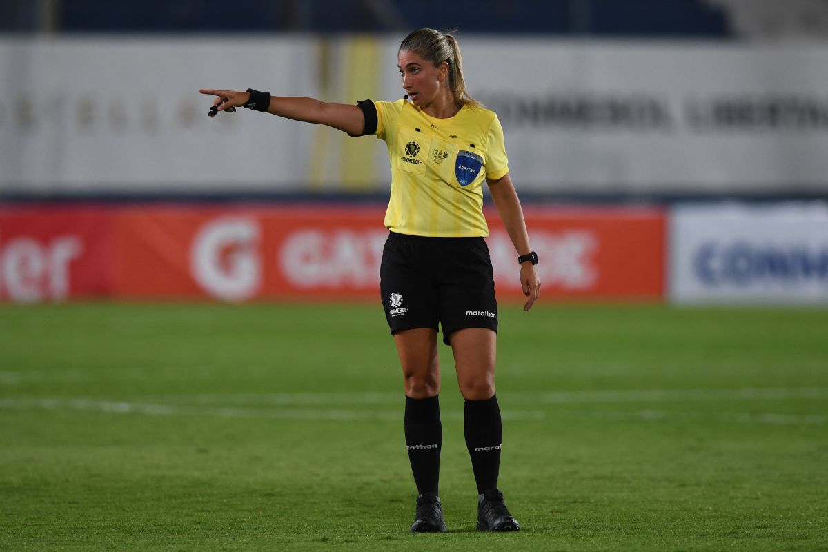madness-in-brazil:-referee-expelled-a-player-and-he-went-straight-to-attack-her-[video]