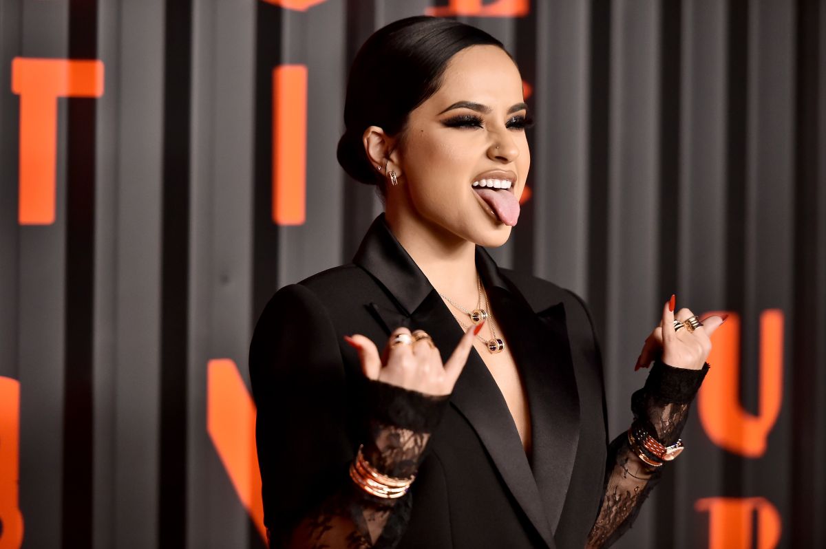 becky-g-shows-off-her-sensuality-with-this-fiery-walk-in-a-short-dress