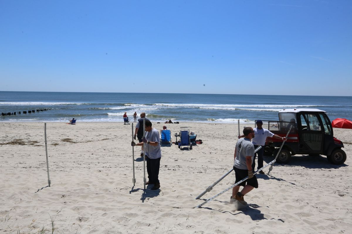 with-a-shortage-of-lifeguards,-public-beaches-in-new-york-open-in-summer-2022;-one-month-left-for-the-pools