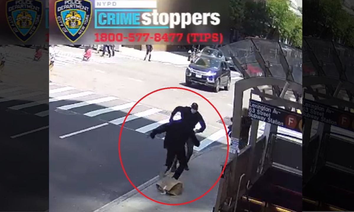 video:-cuts-to-the-back-and-arm-suffered-by-a-man-who-was-walking-and-was-attacked-for-no-reason-by-another-in-manhattan