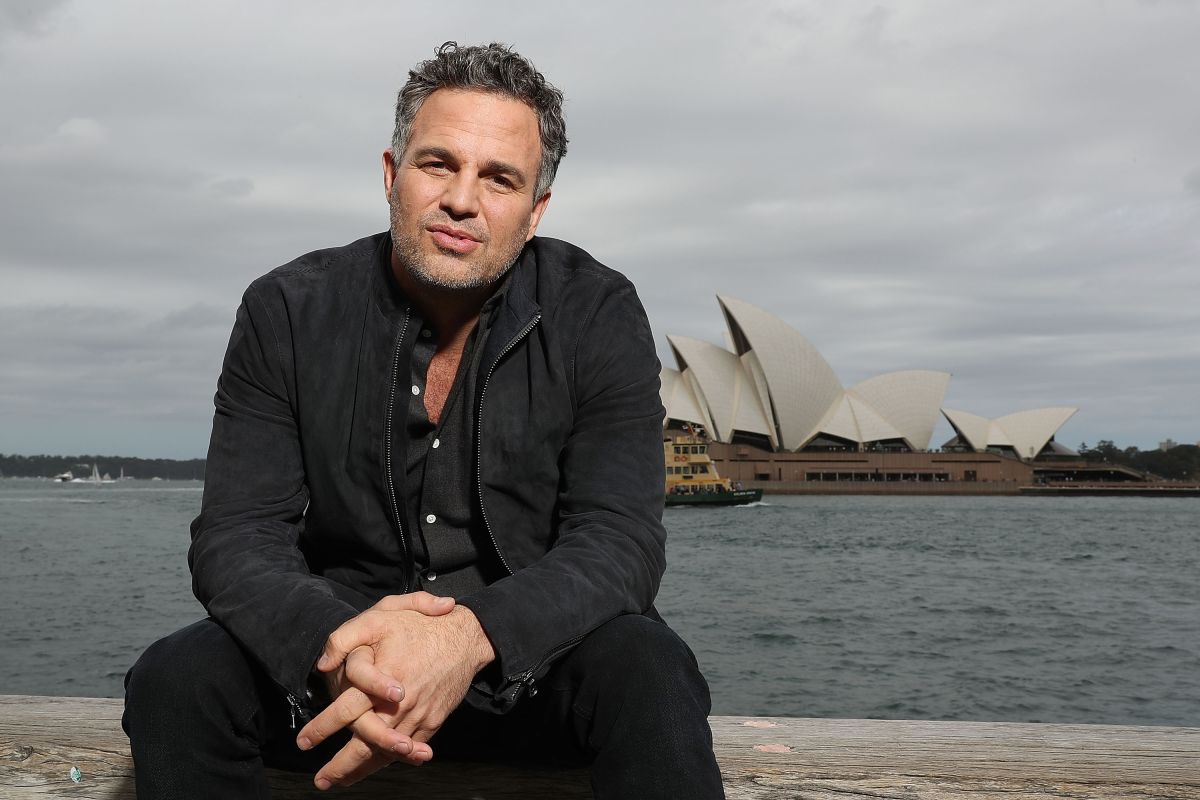 hulk-said-present:-mark-ruffalo-joined-the-march-in-favor-of-abortion-and-was-accompanied-by-his-daughters