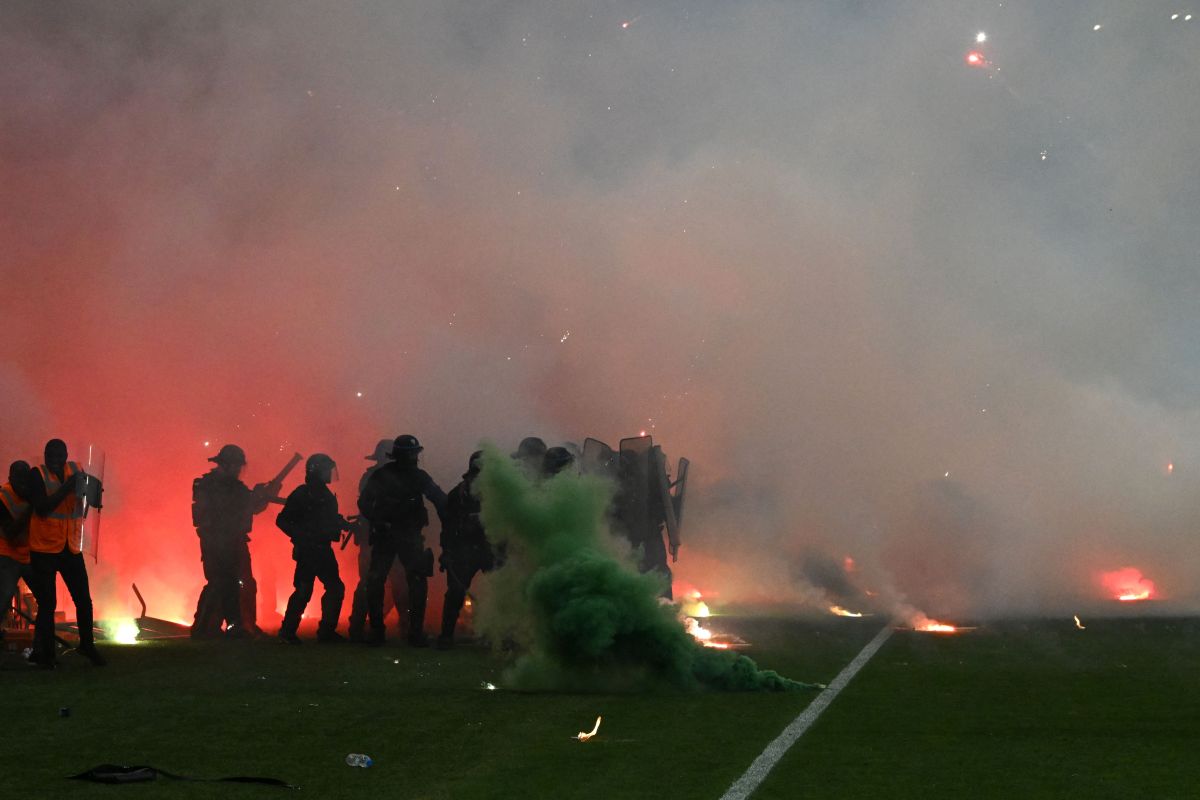 pitched-battle-in-france:-aggression-to-players-with-rain-of-flares-and-tear-gas-bombs-after-the-relegation-of-ligue-1-of-saint-etienne-[video]