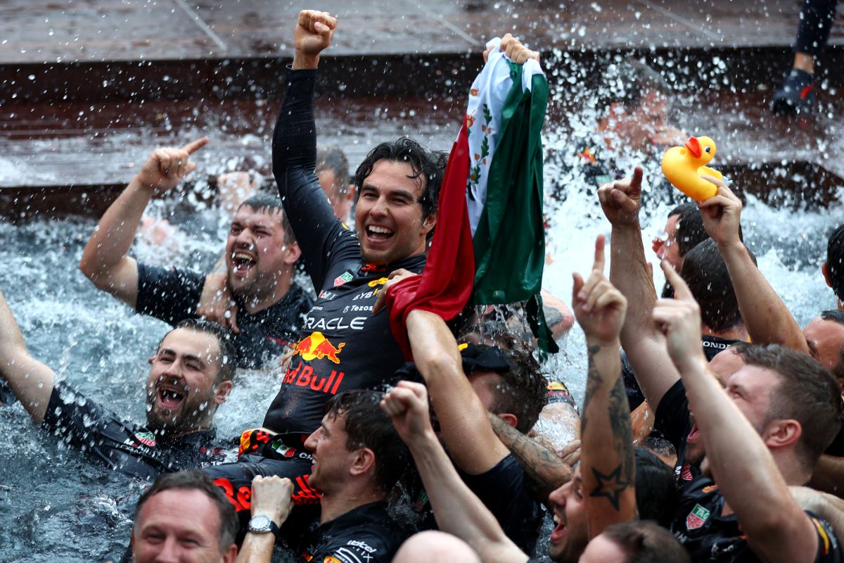 he-jumped-into-the-water-and-not-for-marriage:-checo-perez-celebrated-his-victory-in-the-monaco-grand-prix-in-a-very-curious-way-[video]