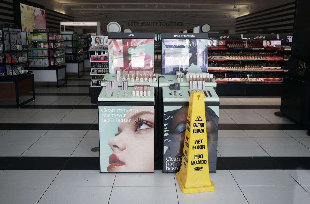 video:-trio-of-thieves-empties-shelves-of-sephora-store-in-los-angeles-and-employees-as-if-nothing