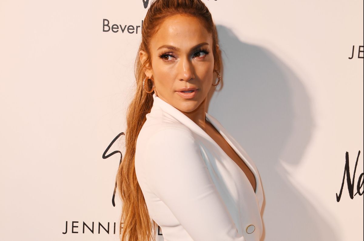 they-eat-jennifer-lopez-alive-on-today's-instagram,-for-taking-off-her-clothes-and-showing-her-body