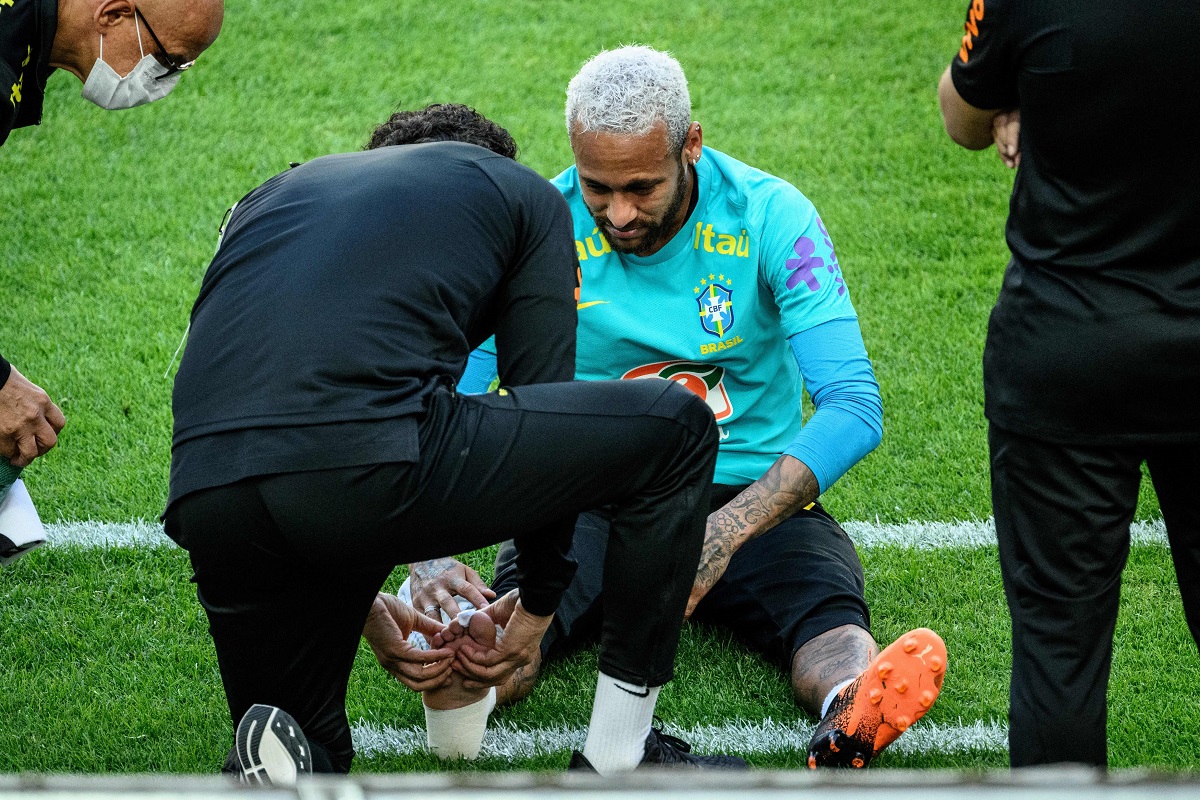 this-is-how-neymar's-foot-was-left-after-suffering-a-strong-entry-into-practice-in-brazil,-coutinho-would-enter-in-his-place-[photo]