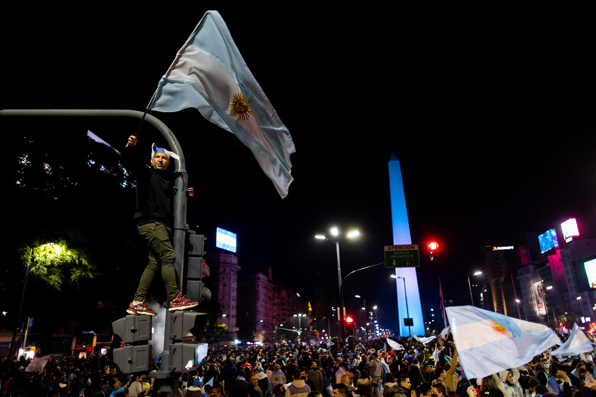 unusual:-an-argentine-journalist's-cell-phone-was-stolen-while-reporting-from-the-obelisk-the-victory-of-the-finalissima-against-italy-[video]