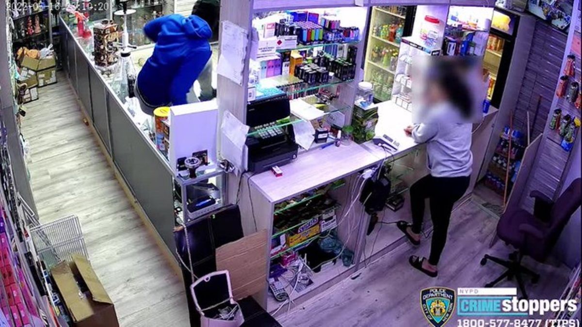 serial-burglars-pepper-spray-nyc-store-clerks:-nypd-video