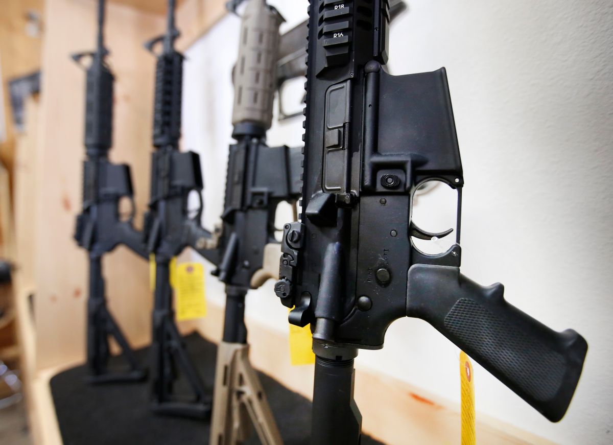 new-york-raises-minimum-age-to-buy-semi-automatic-rifles-to-21-after-nationwide-shootings