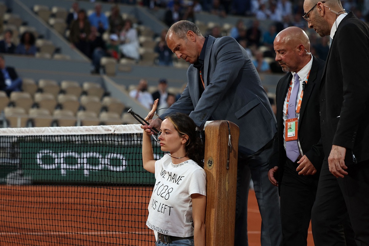 what-a-danger!-environmentalist-protested-in-the-middle-of-roland-garros-by-tying-his-neck-in-the-mesh-of-the-court-[photos]