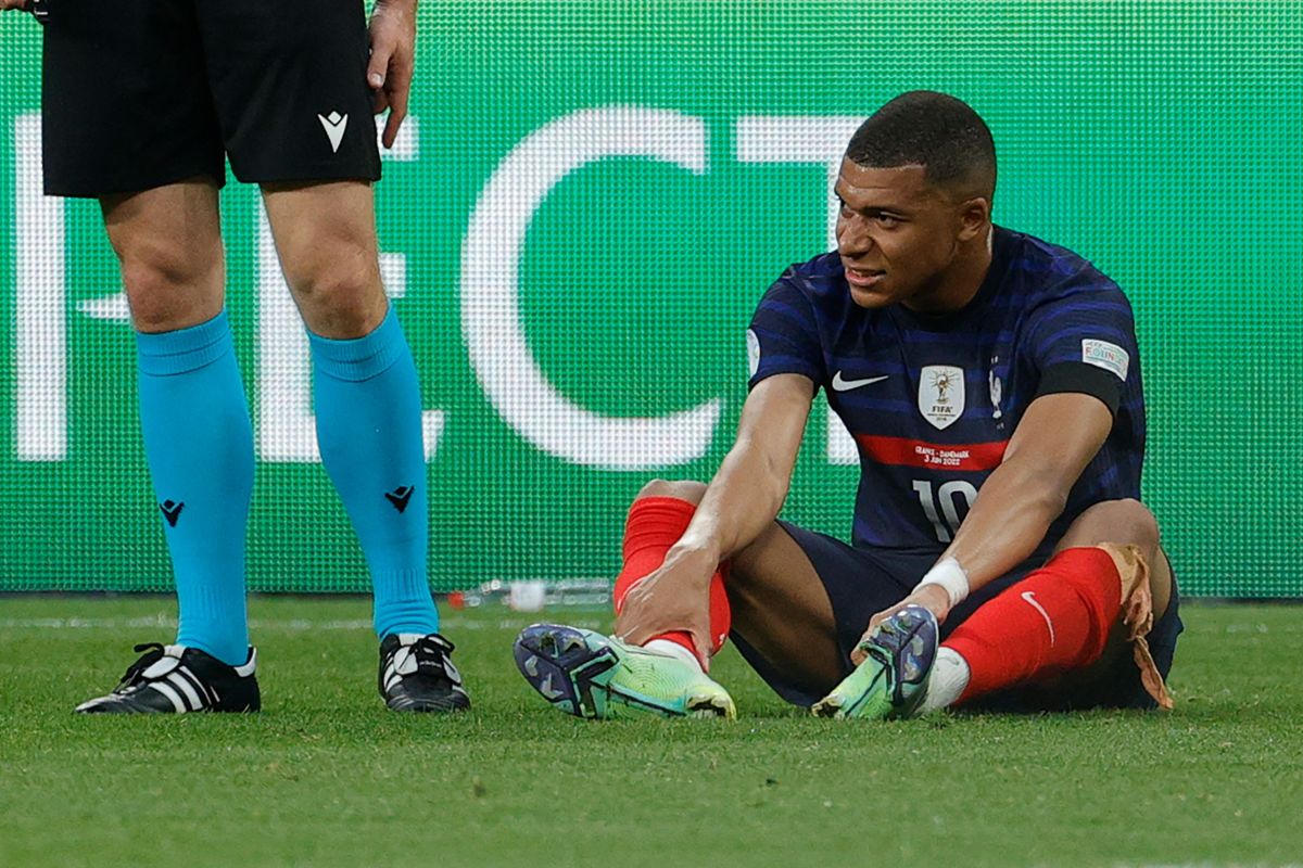 kylian-mbappe-causes-concern-in-france-after-suffering-a-knee-injury