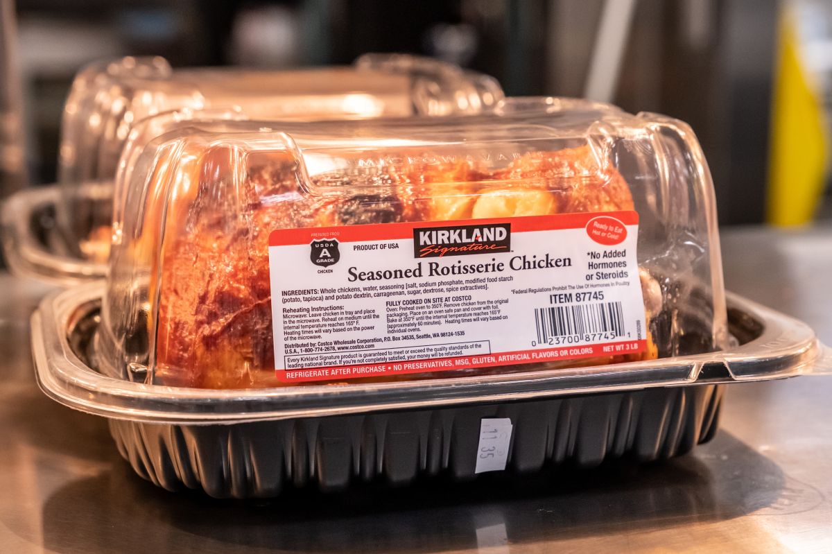 despite-inflation,-rotisserie-chicken-from-costco-and-other-stores-still-costs-the-same.-why?