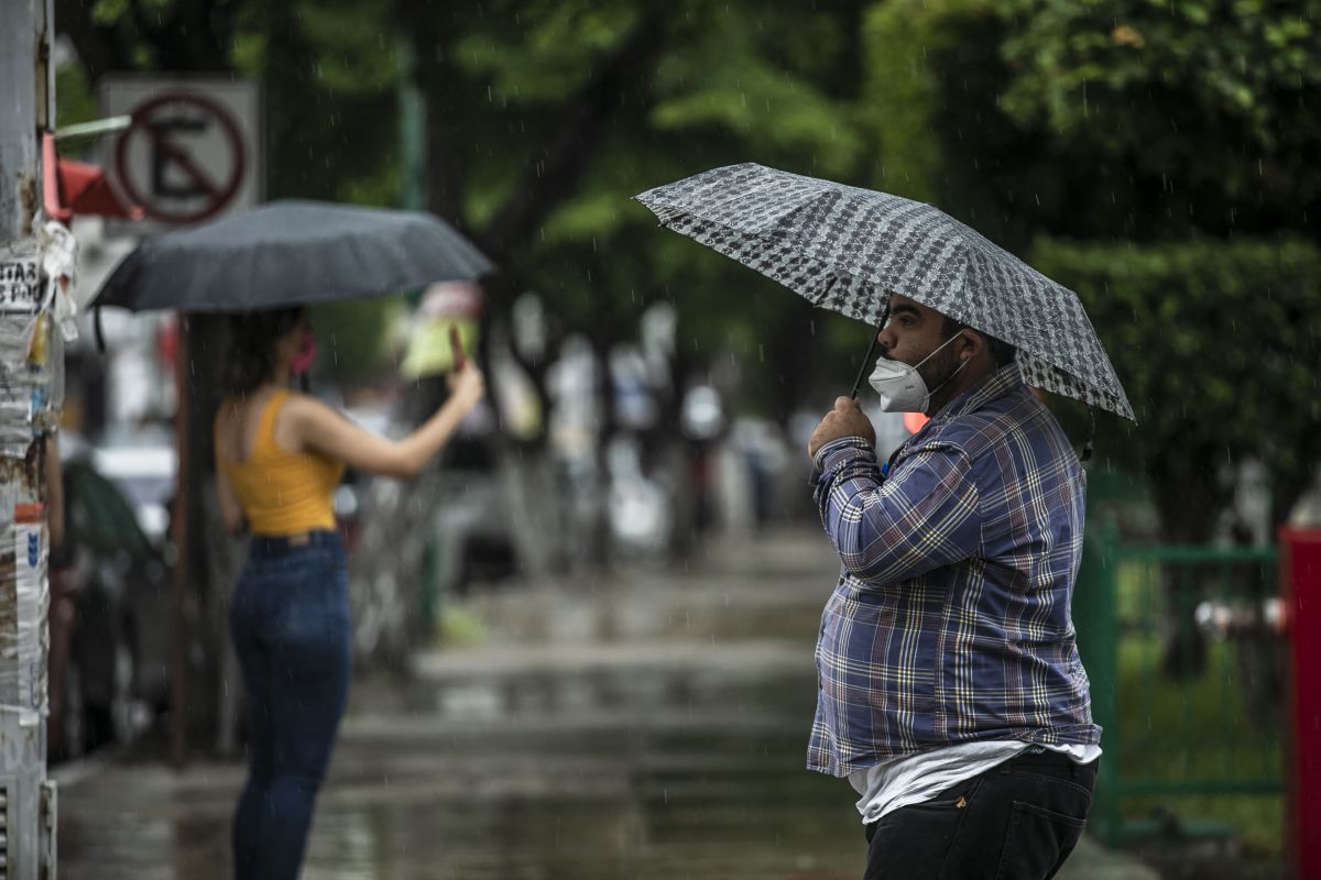 heavy-rains-with-hail-cause-flooding-in-several-areas-of-mexico-city