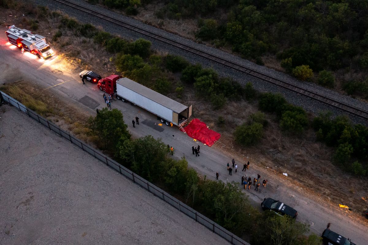 three-people-arrested-for-the-death-of-50-migrants-inside-a-trailer-in-texas