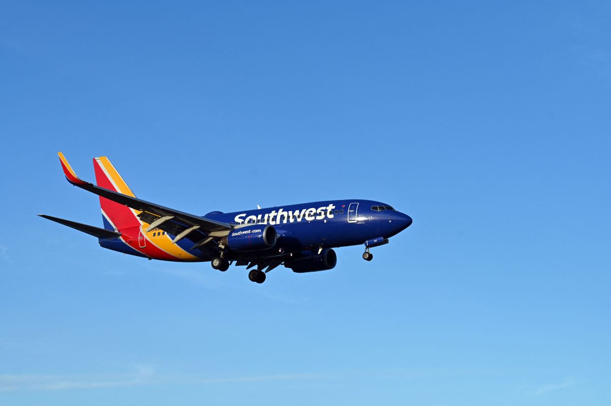 tiktok-user-unmasks-southwest-airlines-passenger-on-video-who-airdrop-photo-of-member-mid-flight