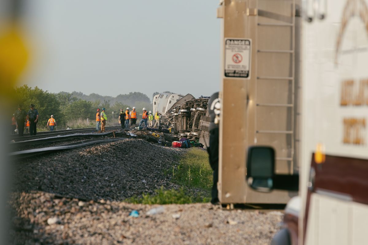 they-confirm-the-death-of-a-fourth-person-after-the-accident-of-an-amtrak-train-that-derailed-in-missouri;-150-wounded-are-registered