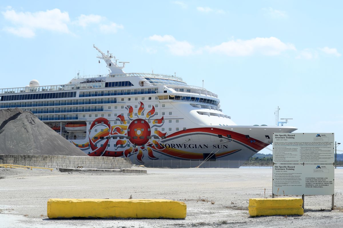 video:-norwegian-cruise-ship-hits-an-iceberg-in-alaska