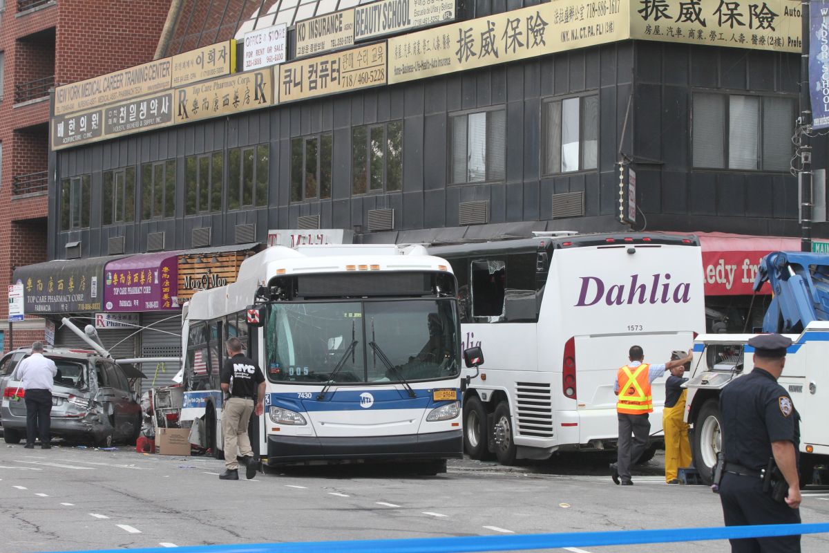 7-injured-left-spectacular-mta-public-bus-crash-with-car-in-new-york