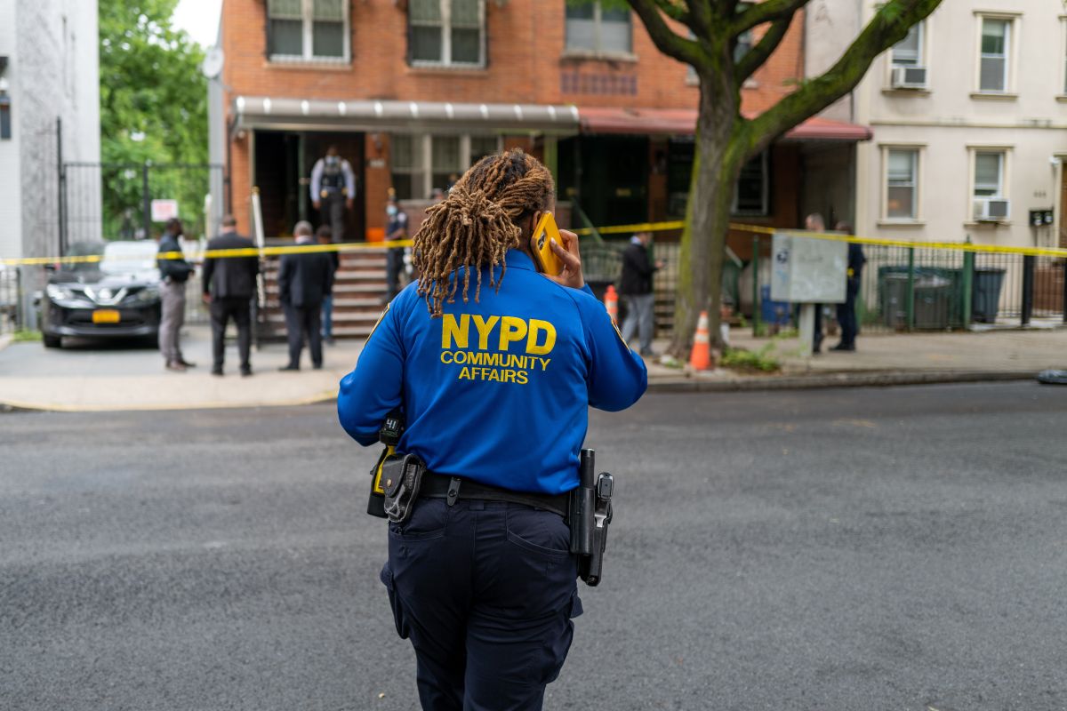 decomposing-body-found-under-couch-in-queens-apartment