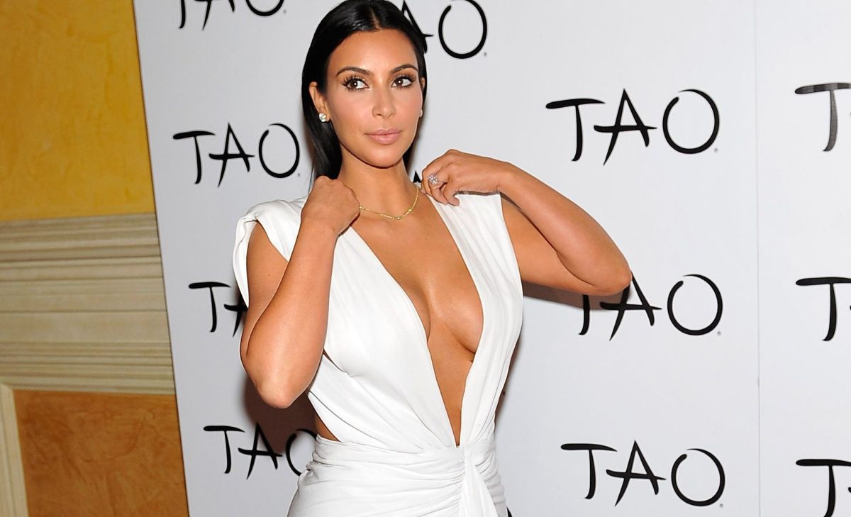 kim-kardashian-boasts-a-great-body-in-a-tight-translucent-dress-without-underwear
