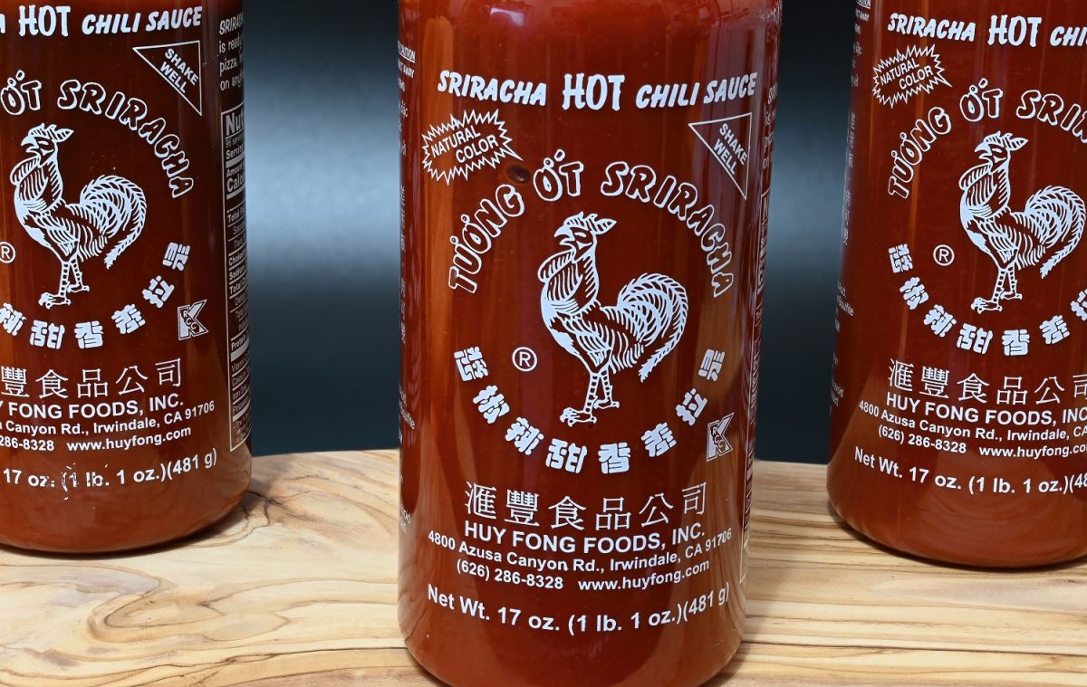 a-los-angeles-restaurant-swaps-food-for-unopened-bottles-of-sriracha-sauce-in-desperation-over-shortages